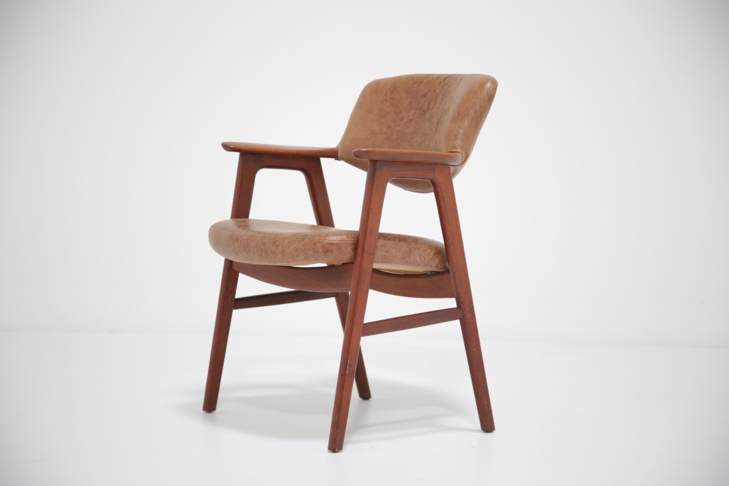 Nordisk MOESGAARD WOODEN CHAIR エスガード Moesgaard Wooden Chair | Shop Online at Nordisk.eu