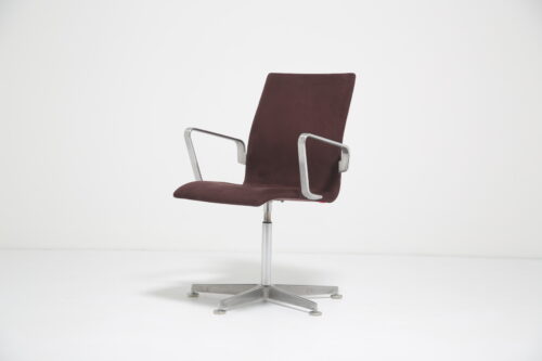 Arne Jacobsen for Fritz Hansen: Oxford Desk Chair in Plum Alcantara, 1960s.